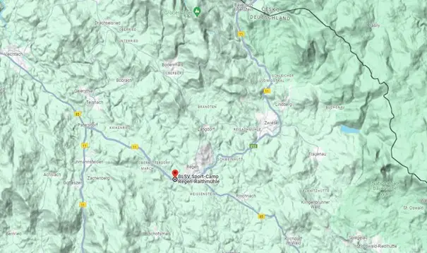 Landkarte mit der Markierung für das BLSV Sport-Camp Regen-Raithmühle. Umgeben von Straßen, Flüssen und Bergen in der Nähe der Grenze zwischen Deutschland und Tschechien. Ortschaften wie Regen, Bodenmais und Zwiesel sind sichtbar.